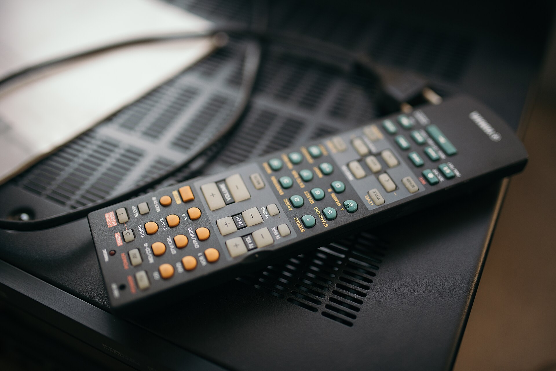 多数のボタンが並ぶテレビ用リモコン